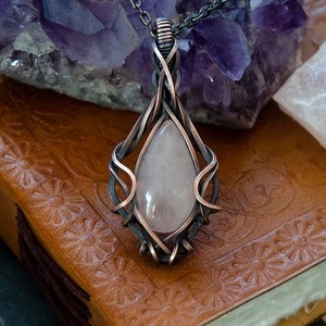 Light Pink Teardrop Rose Quartz Stone Wire Wrap Pendant Necklace Antiqued Copper zdjęcie 1