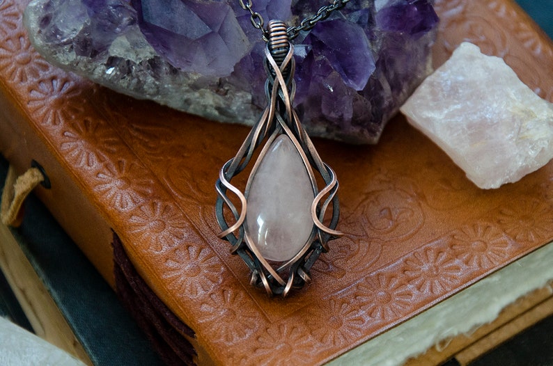 Light Pink Teardrop Rose Quartz Stone Wire Wrap Pendant Necklace Antiqued Copper zdjęcie 1