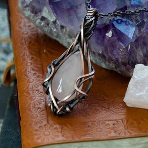 Light Pink Teardrop Rose Quartz Stone Wire Wrap Pendant Necklace Antiqued Copper zdjęcie 2