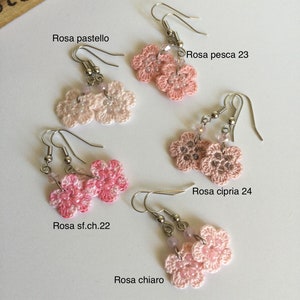 K&ouml;nnte beinhalten: Vier Paare geh&auml;kelter Blumenohrringe in verschiedenen Rosat&ouml;nen. Die Ohrringe sind mit den Farbnamen gekennzeichnet: Rosa sf.ch.22, Rosa chiaro, Rosa pesca 23 und Rosa cipria 24.