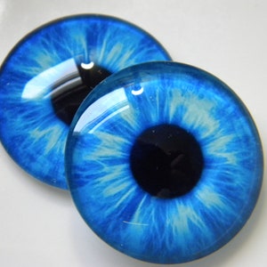 Occhi di vetro, occhi blu, occhi di bambola, occhi di bambola blu, occhi di vetro blu, occhi artigianali, occhi blu brillante. Un paio di cabochon di occhi di vetro da 25 mm.
