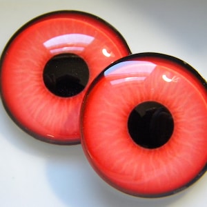Peut inclure: Deux yeux en verre rouge avec des pupilles noires. Les yeux ont un aspect réaliste et sont parfaits pour les projets d'artisanat.