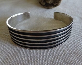 A Vintage Sterling Silver & Niello Taxco Signed JS Bangle Bracelet Cuff