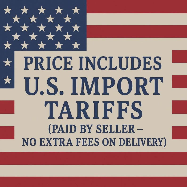 Pu&ograve; includere: Immagine con la bandiera americana sullo sfondo. Il testo recita "PRICE INCLUDES U.S. IMPORT TARIFFS (PAID BY SELLER - NO EXTRA FEES ON DELIVERY)" in grassetto blu scuro su sfondo beige.