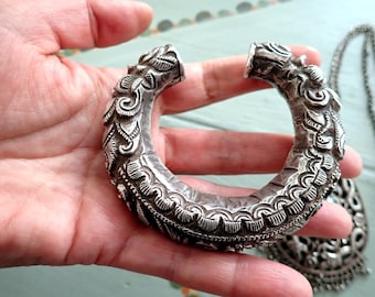 Vintage Chinese Silver Cuff Bracelet: Detailed Metalwork Bangle