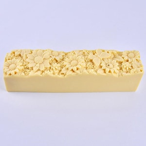 Pu&ograve; includere: Una saponetta rettangolare con un design floreale. Il sapone &egrave; di colore giallo pallido e presenta un design in rilievo di fiori e foglie.