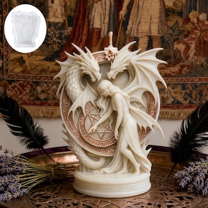 Puede incluir: Una taza de cerámica blanca con un asa negra y el texto "But First, Coffee" en negrita negra. La taza está sobre un fondo borroso. La taza mide aproximadamente 10 cm de altura.