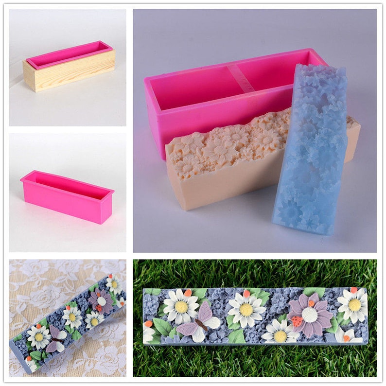 Pu&ograve; includere: Un set di tre stampi per sapone in silicone rosa. Gli stampi sono rettangolari e hanno una superficie liscia. Gli stampi sono utilizzati per creare saponette con un design floreale. Le saponette sono mostrate nell'immagine, con uno sfondo bianco e un design floreale.