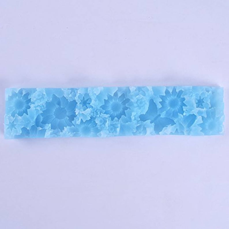 Pu&ograve; includere: Uno stampo in silicone blu chiaro con un design floreale. Lo stampo presenta un motivo ripetitivo di fiori stilizzati.