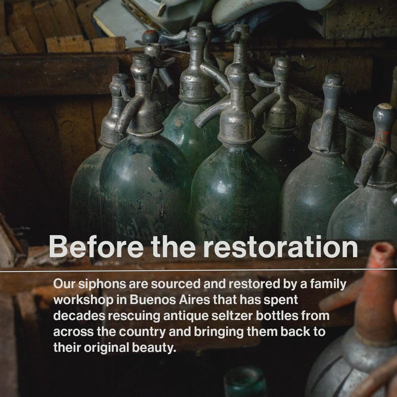 Pode incluir: Uma cole&ccedil;&atilde;o de garrafas de seltzer vintage de vidro verde com sif&otilde;es de metal. A imagem apresenta o texto 'Before the restoration' e um par&aacute;grafo descrevendo a origem e a restaura&ccedil;&atilde;o destas garrafas antigas em Buenos Aires.