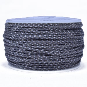 Op de afbeelding: Een spoel met grijs en wit gevlochten koord. Het koord is strak om een witte kunststof spoel gewikkeld.