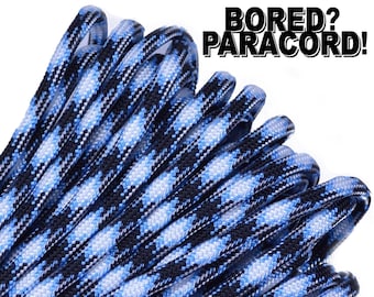 Puede incluir: Primer plano de un paracord azul y negro con un patrón a cuadros. El paracord está enrollado y dispuesto en una pila. El texto "BORED? PARACORD!" es visible en la esquina superior derecha de la imagen.