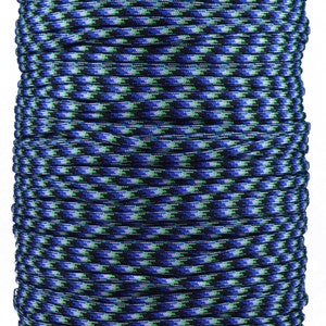 Könnte beinhalten: Eine Spule mit blauem, grünem, weißem und schwarzem Paracord.