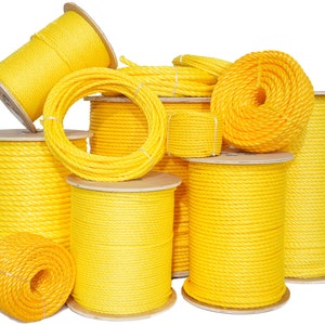 Może przedstawiać: Zbiór szpul z żółtą liną, niektóre są nawinięte na szpule kartonowe, a inne są luźne.