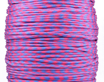Puede incluir: Un carrete de paracord rosa y azul con un patrón a cuadros.