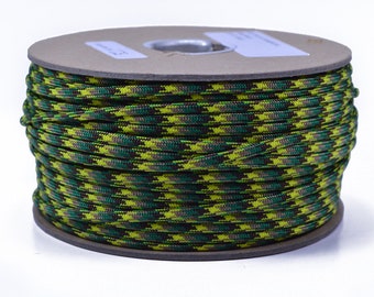 Puede incluir: Un carrete de paracord de camuflaje verde, amarillo y marrón.