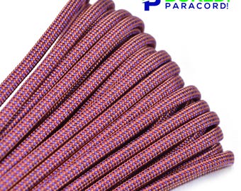 Puede incluir: Primer plano de una bobina de paracord marrón y morado. El paracord está enrollado apretado y tiene una superficie texturizada.