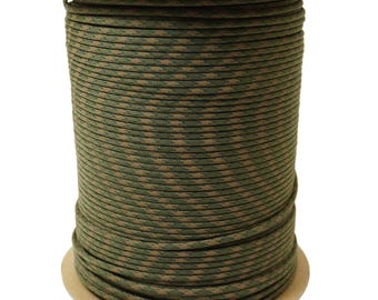 Może przedstawiać: Szpula zielono-brązowego sznurka paracord w kamuflażu.