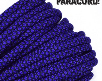 Puede incluir: Primer plano de un carrete de paracord negro y azul real. El paracord está enrollado apretado y tiene un patrón de cuadros.