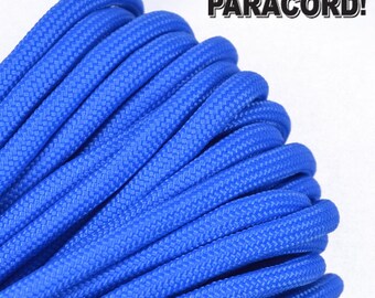 Puede incluir: Primer plano de un carrete de paracord azul brillante. El paracord está enrollado apretado y tiene una superficie texturizada.