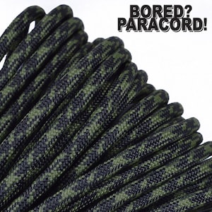 Puede incluir: Primer plano de una cuerda de paracord negra y verde. La cuerda está enrollada y tiene un patrón de camuflaje. El texto "BORED? PARACORD!" es visible en la esquina superior derecha de la imagen.