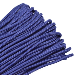 Puede incluir: Primer plano de un carrete de paracord azul oscuro. El cordón está enrollado apretado y tiene un acabado liso y ligeramente brillante.
