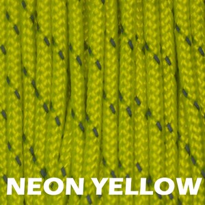 Puede incluir: Primer plano de una cuerda amarilla neón con pequeñas motas grises oscuras. Se destaca la textura y el color de la cuerda. El texto "NEON YELLOW" se muestra en blanco en la parte inferior de la imagen.