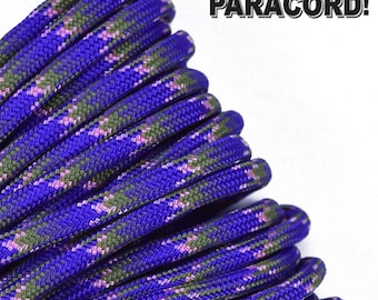 Puede incluir: Primer plano de un haz de paracord en tonos azules, verdes y rosas. El texto "BORED? PARACORD!" se muestra en blanco y negro. El paracord está enrollado, mostrando su textura tejida.