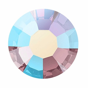 Op de afbeelding: Een ronde, gefacetteerde kristal met een lichtgeel centrum en iriserende blauwe, paarse en roze tinten. De facetten van het kristal creëren een sprankelend effect, dat licht reflecteert. Ideaal voor het maken van sieraden en knutselen.