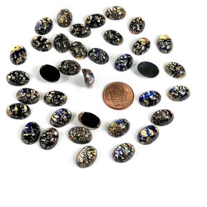 Schwarze Feueropal Silber eingelegte Vintage tschechoslovakische Glas Medium Dome Oval Cabochons 36 Stück Größe 14 x 10 mm in Original-Verpackung J728
