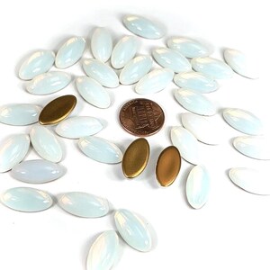 Weiß Opal Gold Foiled Vintage tschechoslovakische Glas Medium Dome Navette Cabochons 36 Stück Größe 20 x 10 mm in Original-Verpackung J754