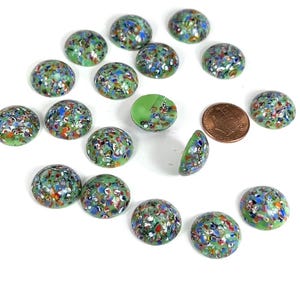 Cabochon rotondi a cupola media in vetro cecoslovacco vintage a matrice verde, 18 pezzi, dimensioni 18 mm, nella confezione originale J745