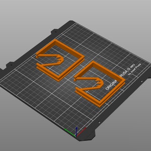 以下が含まれることがあります： 黒いテクスチャ加工された表面に、オレンジ色の3Dプリントされたオブジェクトが2つあります。オブジェクトは、中央に切り抜きのある正方形の形をしています。表面には「ORIGINAL PRUSA I3 MK3 by Josef Prusa」というテキストが表示されています。
