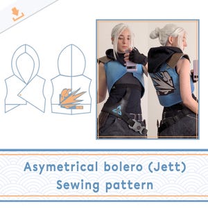 Puede incluir: Un patrón de costura de bolero azul asimétrico con capucha y un diseño gráfico en la espalda. La imagen muestra el bolero en una persona y un dibujo lineal del patrón. El texto "Asymetrical bolero (Jett) Sewing pattern" está en la parte inferior.