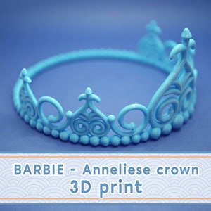 Può includere: Una corona di plastica blu chiaro con dettagli intricati, perfetta per una bambola Barbie. La corona è stampata in 3D e presenta un design delicato e ornato.