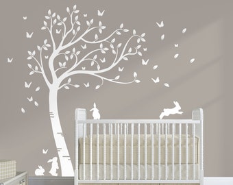 Beau grand arbre personnalisable pour lapins et papillons, pleine taille. Stickers muraux pour chambre d'enfant. Couleurs personnalisées disponibles.