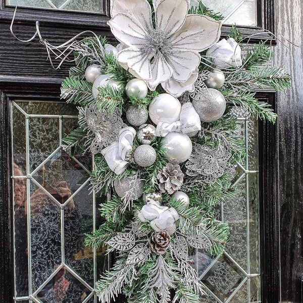 Teardrop door wreath Christmas