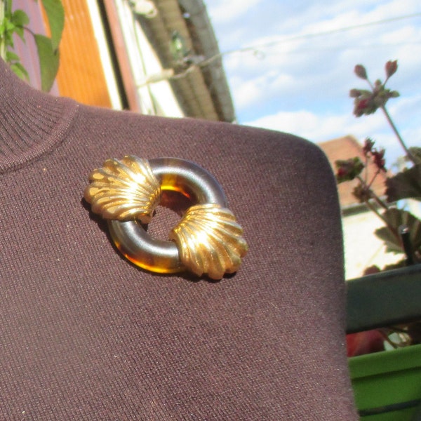 80s art deco lucite circle brooch with gold tone, faux tortoise shell faux bakelite, nice size