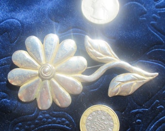 80s big floral brooch signed Multiples, signed silver tone flower French design