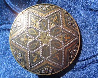 Old damascene brooch, quality early Toledo ware round pin, lovely artwork