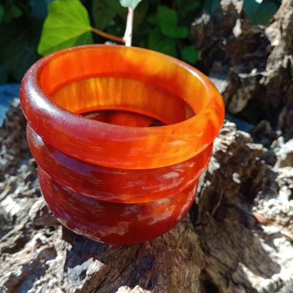 Set of three tested bakelite bangles, root beer / iced tea semi-translucent marbled bracelets, over 117 g in all