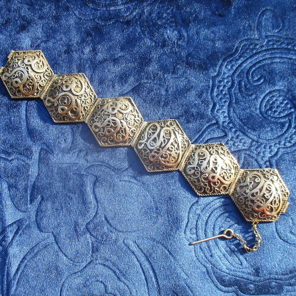 Bracelet ethnique en argent massif, poinçonné d'une calligraphie / inscription travaillée à la main, avec patine, oriental, indien, arabe ?