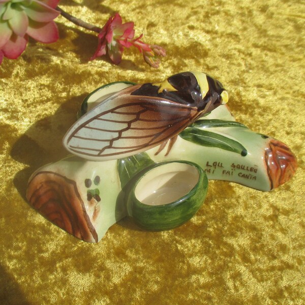 French lucky cicada cruet set, Vallauris style ceramic salt and pepper, Occitan inscription 'Lou souleu mi faï canta', the sun makes me sing