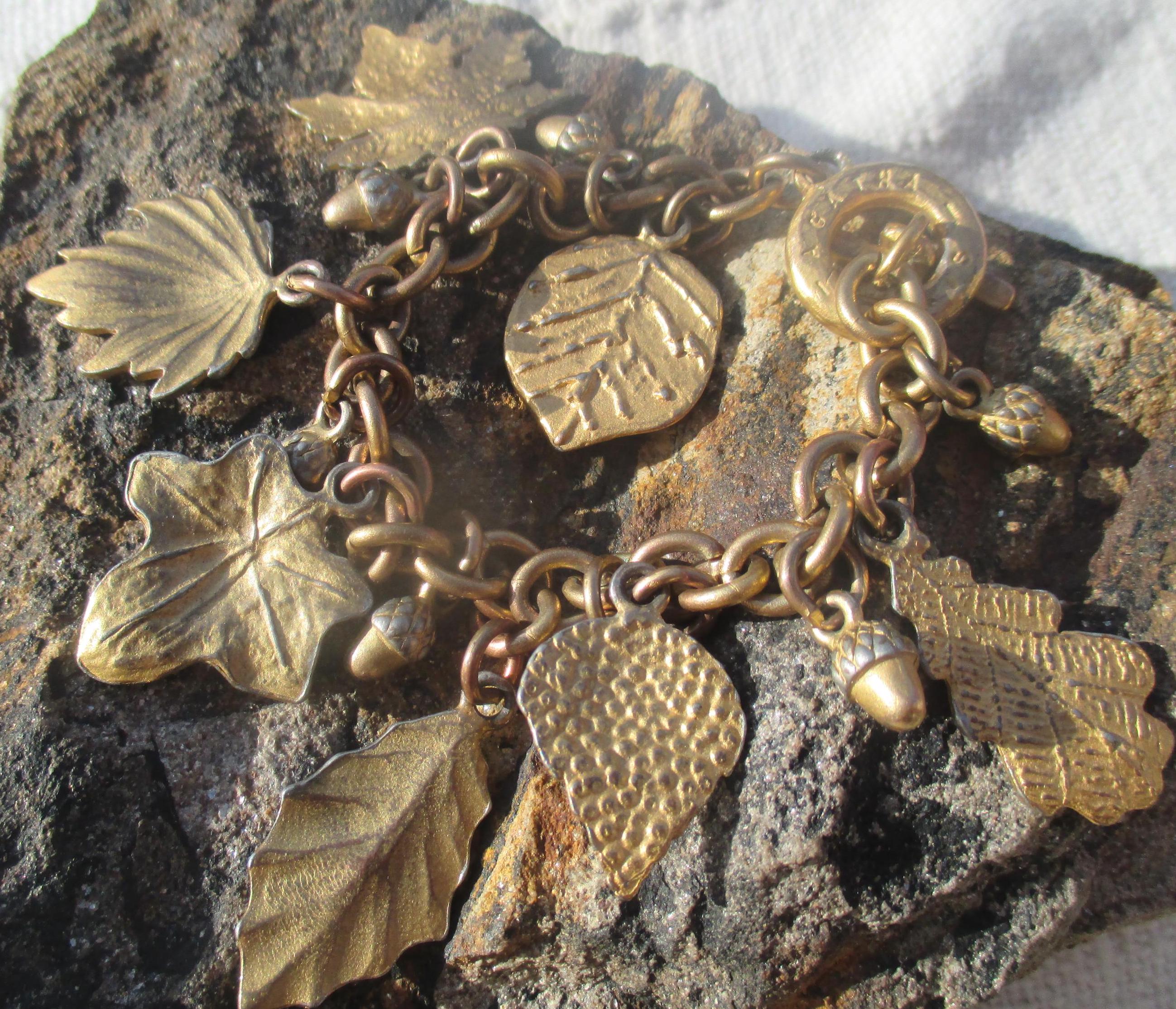 Bracelet Vintage Agatha Paris - Breloques Cœurs En Lucite Corail, Métal Doré, Longueur 21 Cm
