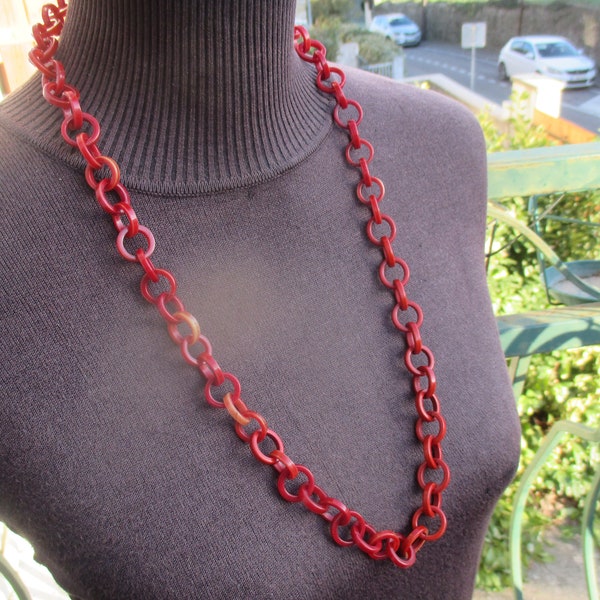 Collier en plastique rouge Groovy des années 70