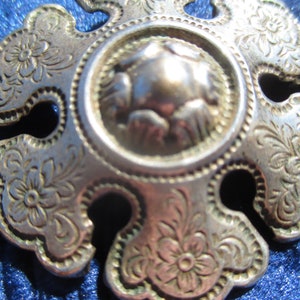 Broche antiguo grabado, tono plateado sobre latón, diseño floral estilizado adornado con pátina imagen 3