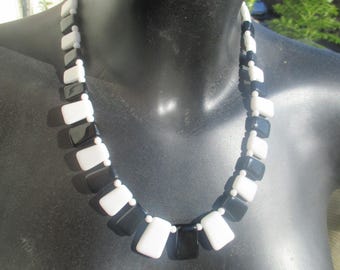 Groovy 60s pop art choker necklace in mod black and white glass