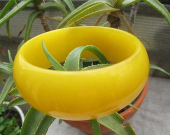 Chunky bakelite bangle, rare marbled pale yellow