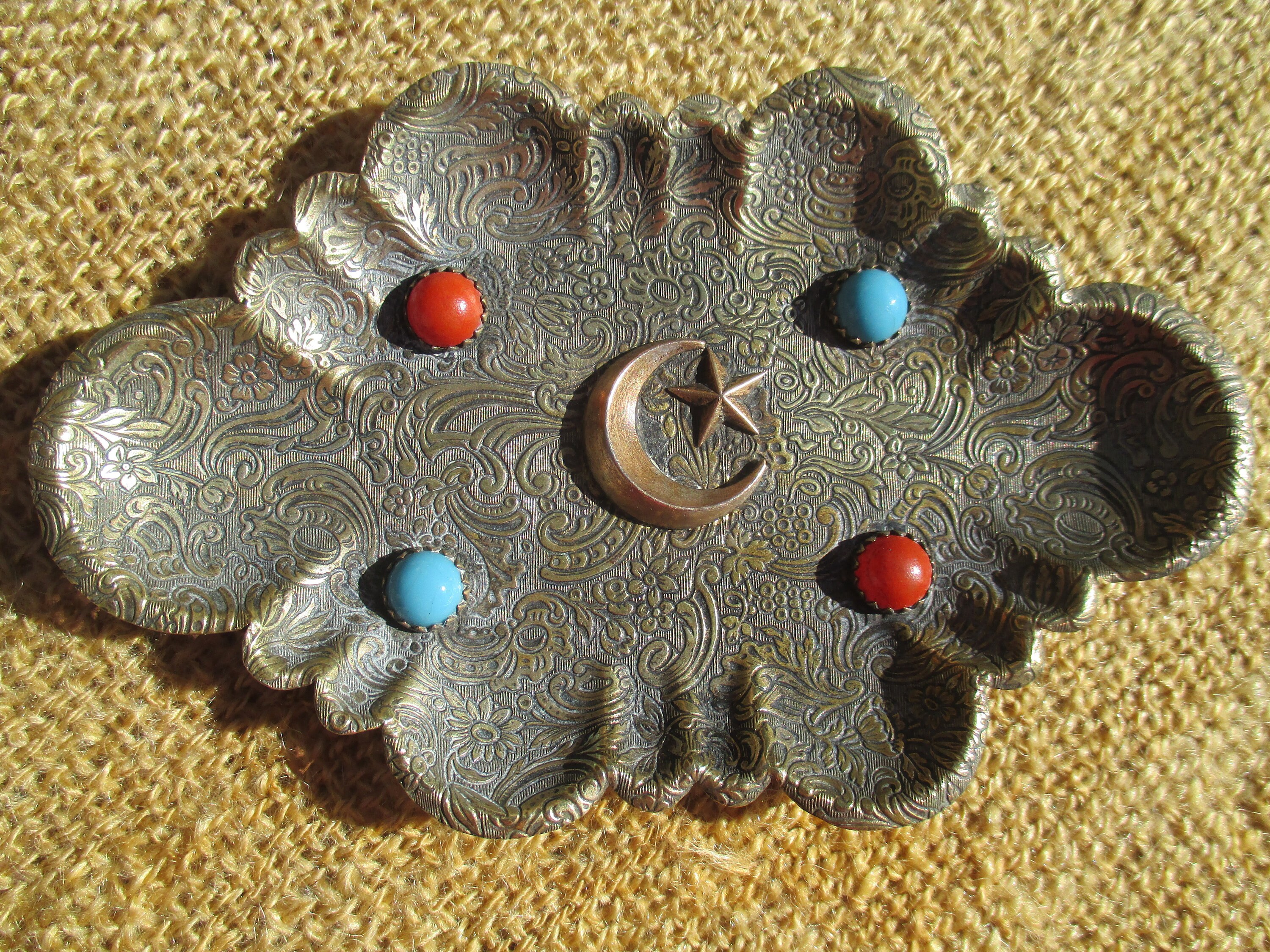 Plateau Orné Du Moyen-Orient en Laiton Relief et Faux Turquois Cabines de Corail, Décoration d'étoil