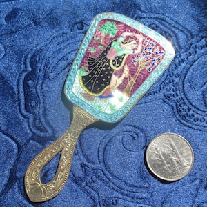 Specchio etnico in miniatura, mini scena guilloché cloisonné di donna danzante e cervo nella natura, Rajasthan?